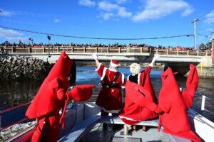 Santa Arrives by Boat in These 9 Seaside Holiday Destinations