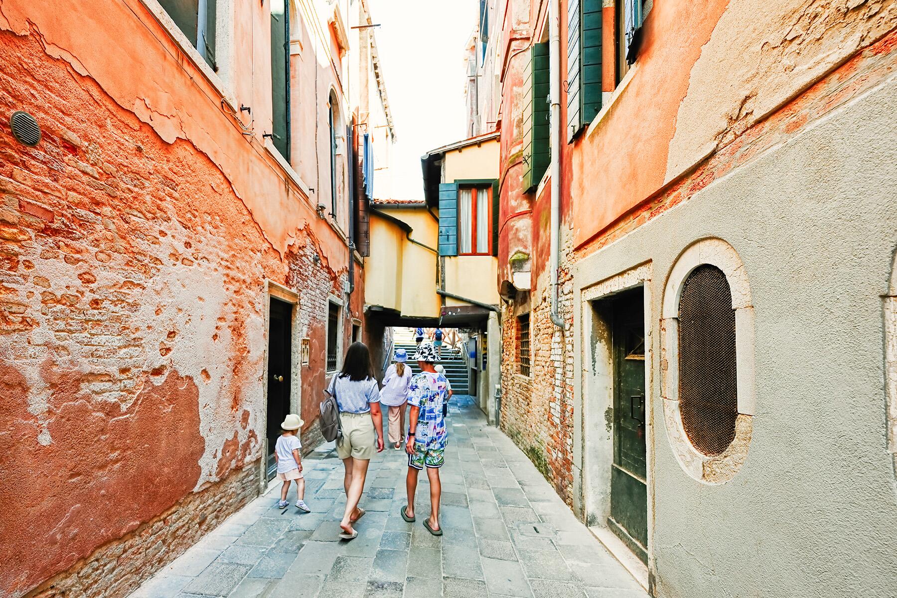 <a href='https://www.fodors.com/world/europe/italy/venice/experiences/news/photos/dont-do-these-things-in-venice-italy#'>From &quot;10 Things You Should NEVER Do if Visiting Venice: Don’t Walk on the Left&quot;</a>