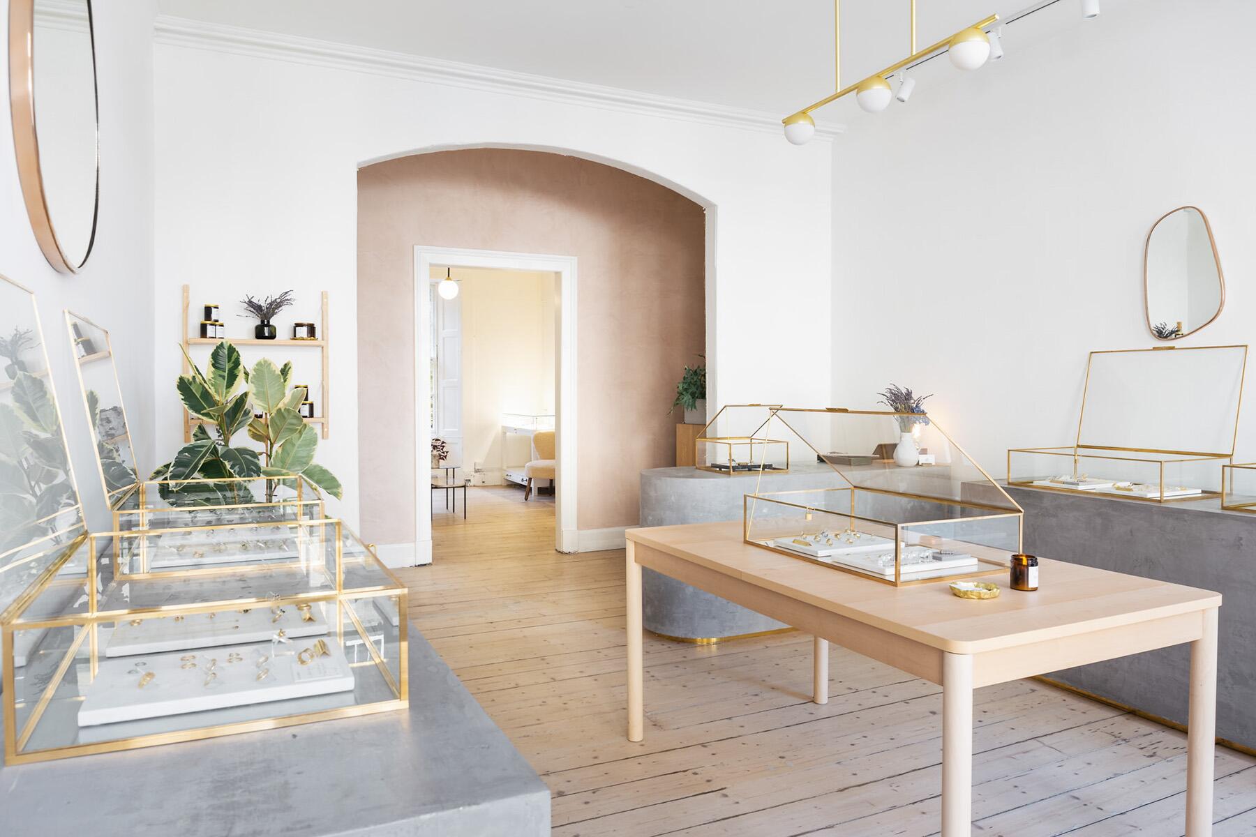 <a href='https://www.fodors.com/world/europe/scotland/edinburgh-and-the-lothians/experiences/news/photos/best-boutique-shops-in-edinburgh#'>From "The 10 Best Boutiques and Shops in Edinburgh: Aetla"</a>