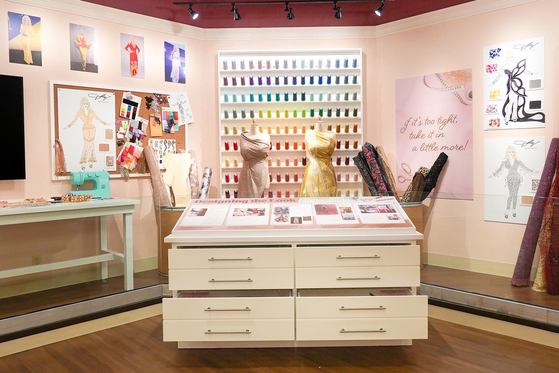 2_TheDollywoodCompany_TheDollyPartonExperience_BehindtheSeams