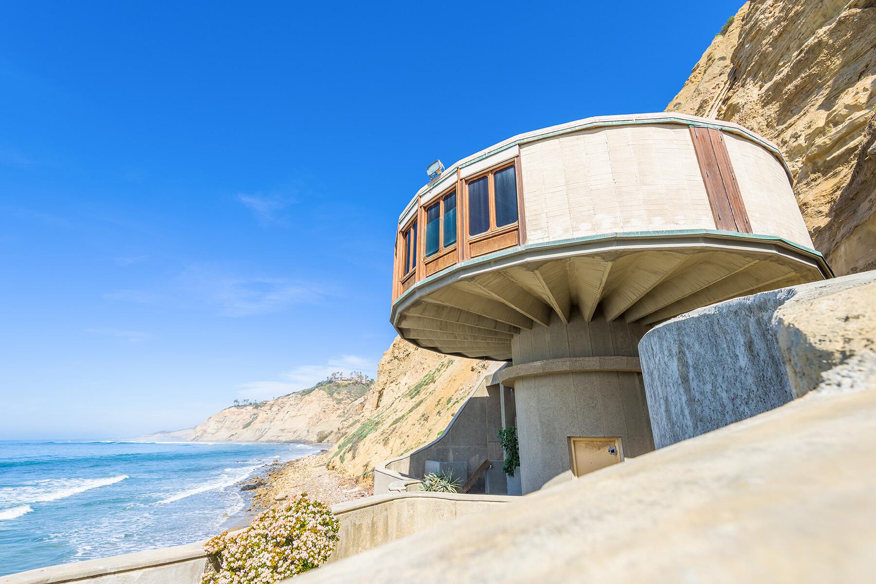 <a href='https://www.fodors.com/world/north-america/usa/california/san-diego/experiences/news/photos/best-beaches-in-san-diego#'>From "The 10 Best Beaches In San Diego: Black's Beach"</a>