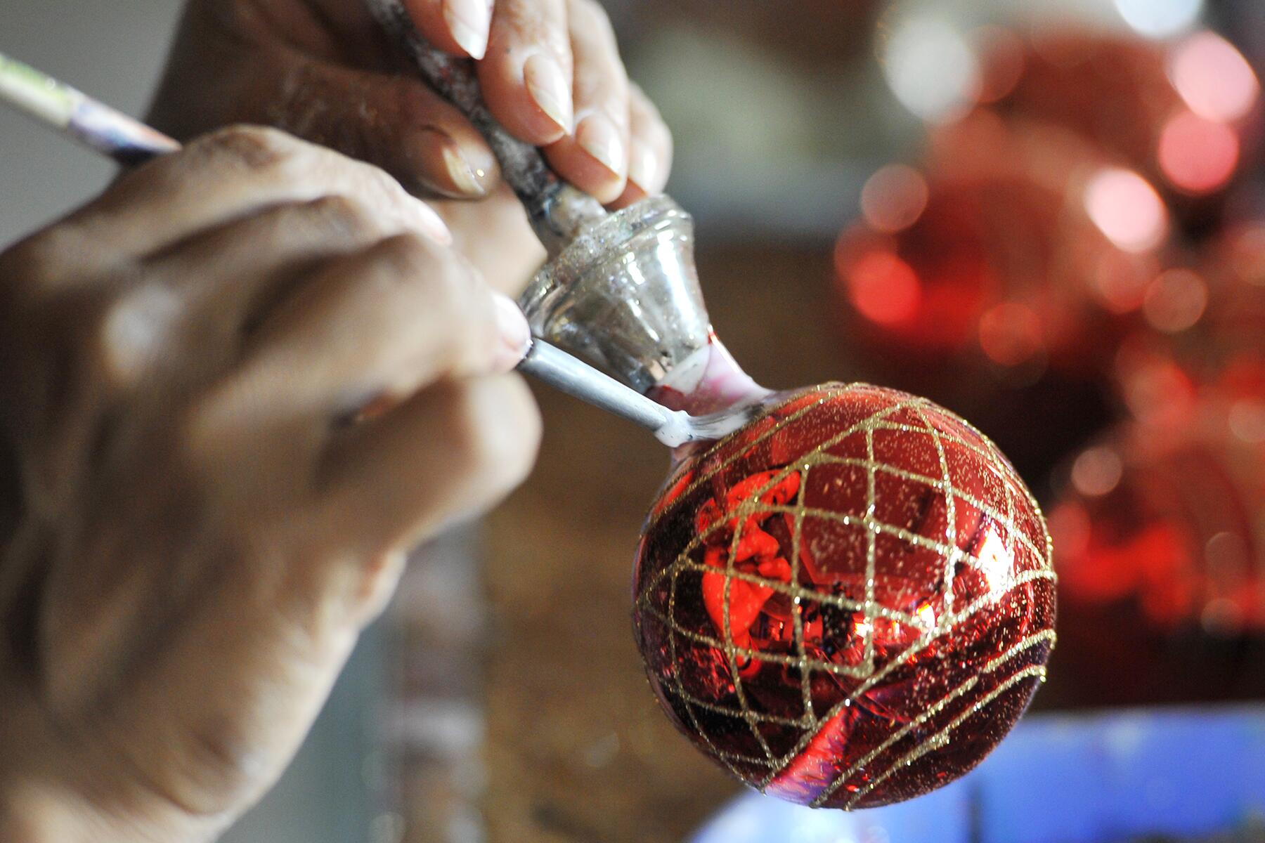 1_Making Christmas spheres in Tlalpujahua_Shutterstock_1255438975_Carlos Tischler