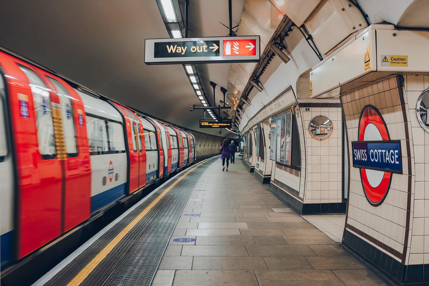 <a href='https://www.fodors.com/world/europe/england/london/experiences/news/photos/what-not-to-do-in-london#'>From "10 Reasons Londoners Hate Tourists: Disrespecting Tube Etiquette"</a>