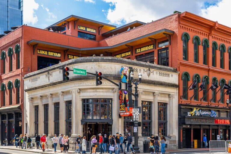 <a href='https://www.fodors.com/world/north-america/usa/tennessee/nashville/experiences/news/photos/things-tourists-should-never-do-in-nashville-tennessee#'>From "9 Reasons Locals in Nashville Hate Tourists: Waiting in Line at Hotspots"</a>