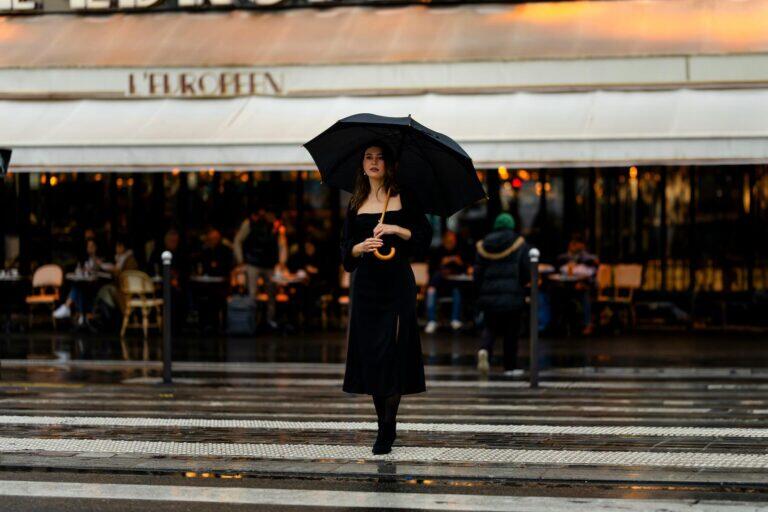 <a href='https://www.fodors.com/world/europe/france/paris/experiences/news/photos/your-guide-to-how-to-dress-like-a-local-in-paris-france#'>From "10 Ways to Avoid Looking Like a Tourist in Paris"</a>