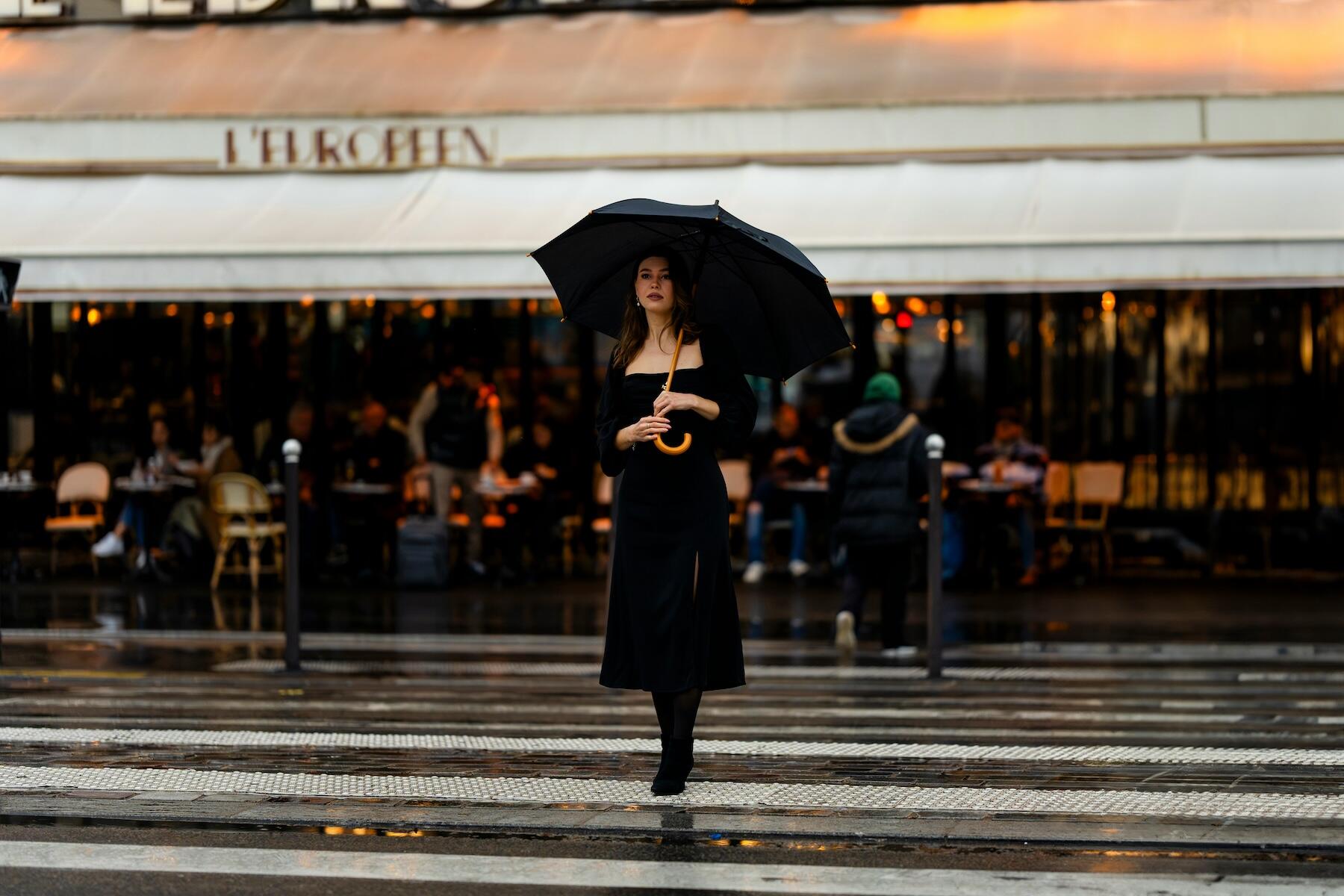 <a href='https://www.fodors.com/world/europe/france/paris/experiences/news/photos/your-guide-to-how-to-dress-like-a-local-in-paris-france#'>From "10 Ways to Avoid Looking Like a Tourist in Paris"</a>