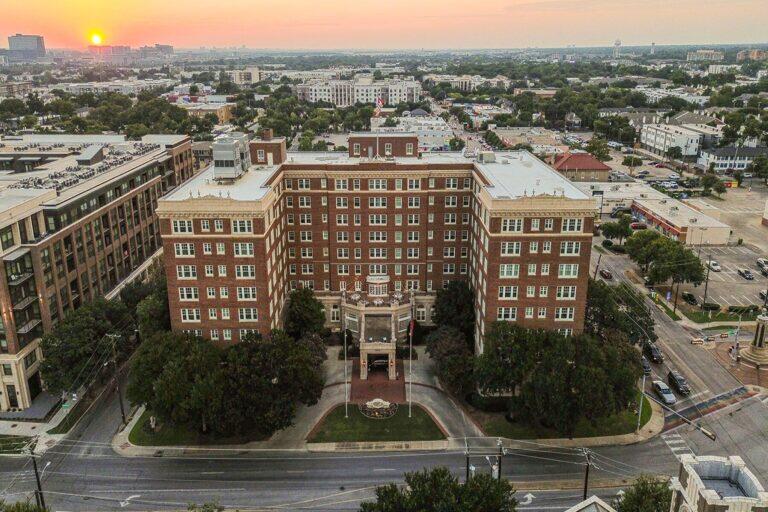 <a href='https://www.fodors.com/world/north-america/usa/texas/dallas-and-fort-worth/places/dallas/experiences/news/photos/best-things-to-do-in-dallas#'>From "The 10 Best Things to Do in Dallas (and Top Things to Avoid): Best Boutique Hotel: Warwick Melrose"</a>