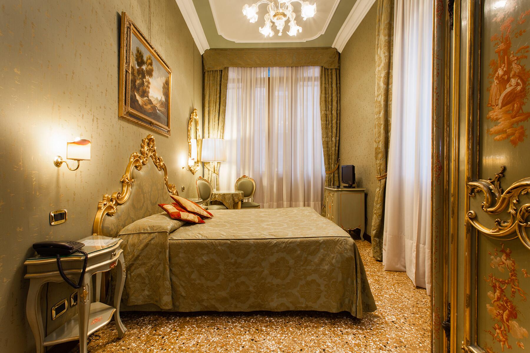 <a href='https://www.fodors.com/world/europe/italy/venice/experiences/news/photos/best-things-to-do-in-venice-italy#'>From "The 15 Best Things to Do in Venice, Italy (and Top Things to Avoid): Best Budget Hotel: Hotel Al Ponte Mocenigo"</a>