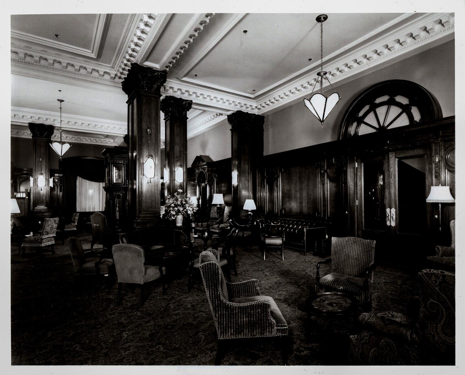 <a href='https://www.fodors.com/world/north-america/usa/new-york/new-york-city/experiences/news/photos/most-haunted-spots-in-new-york-city#'>From "The 10 Most Haunted Spots in New York City: The Algonquin Hotel"</a>