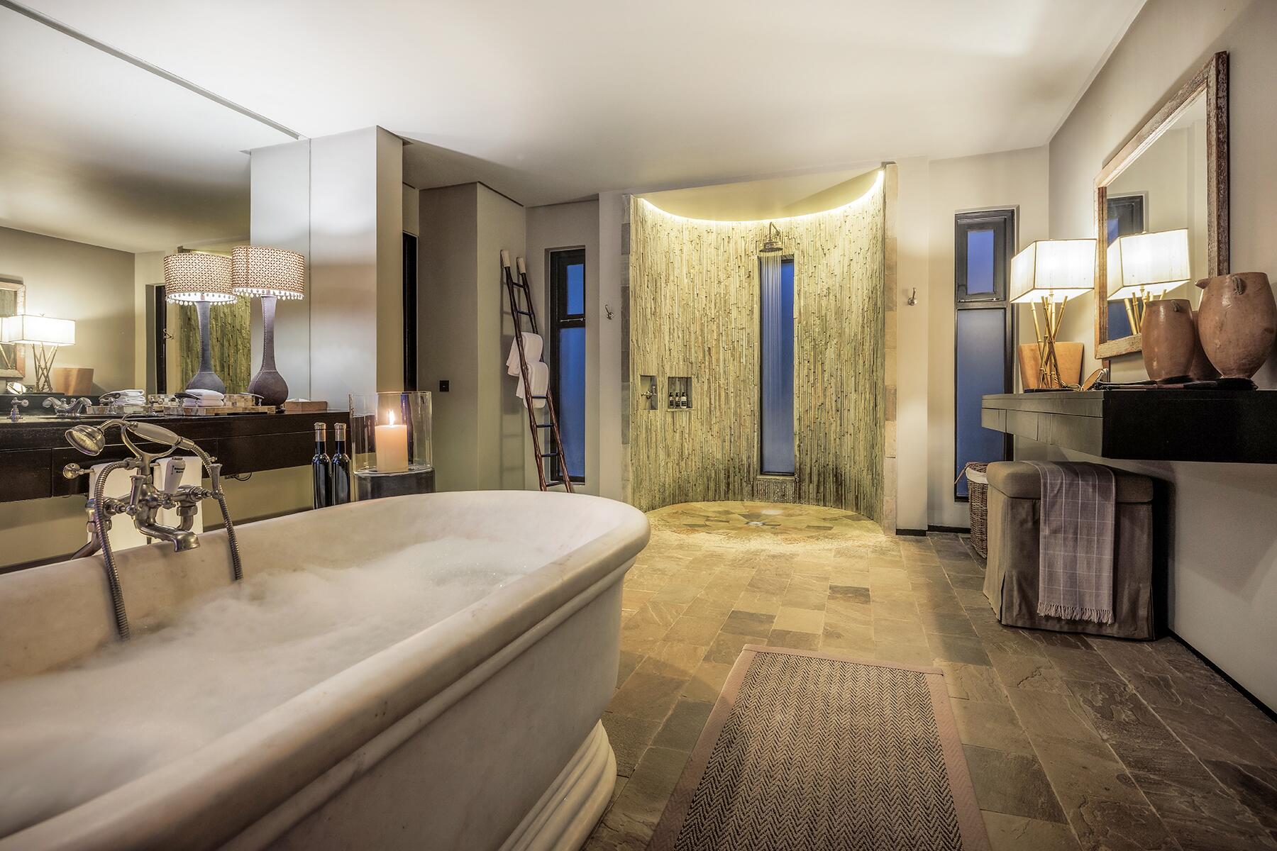 Master Suite bathub 2