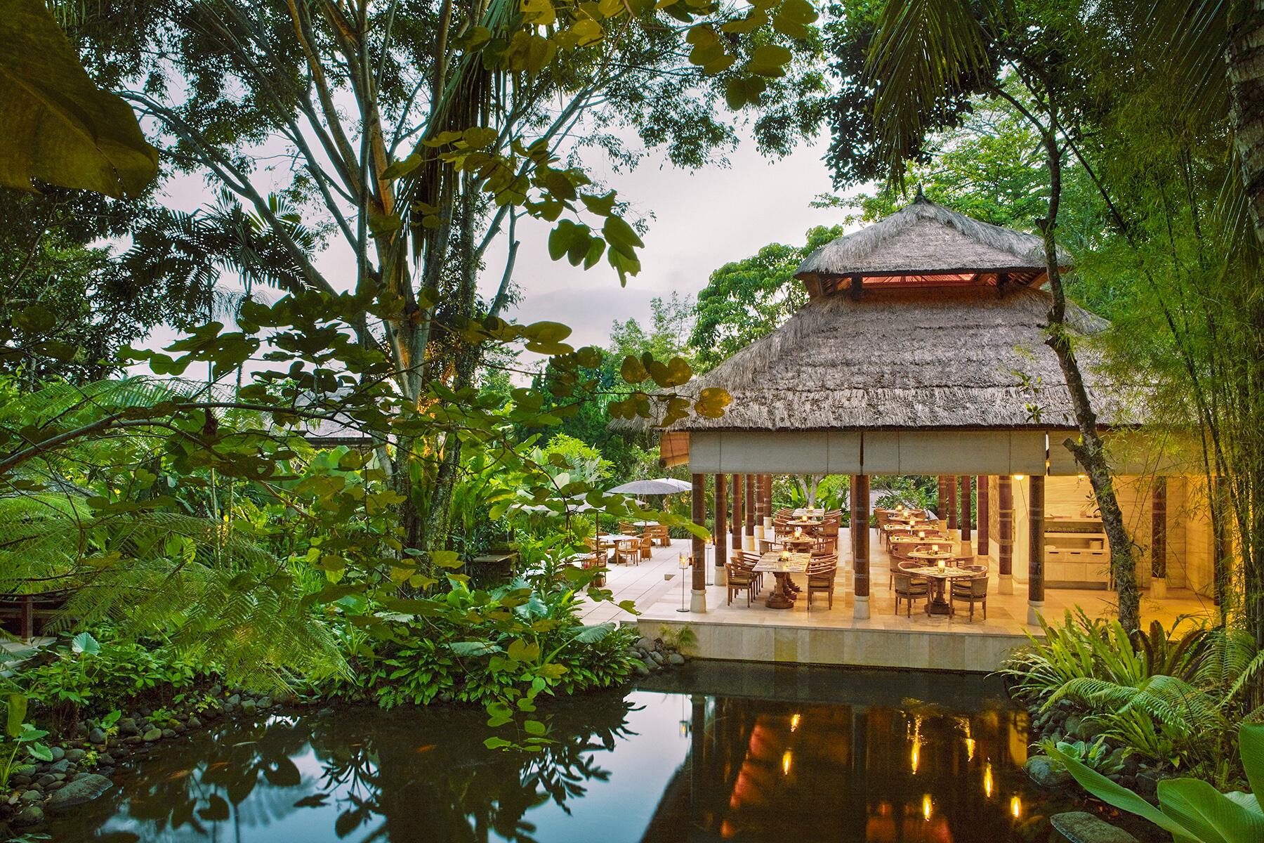 UU-restaurant- Kemiri- at night