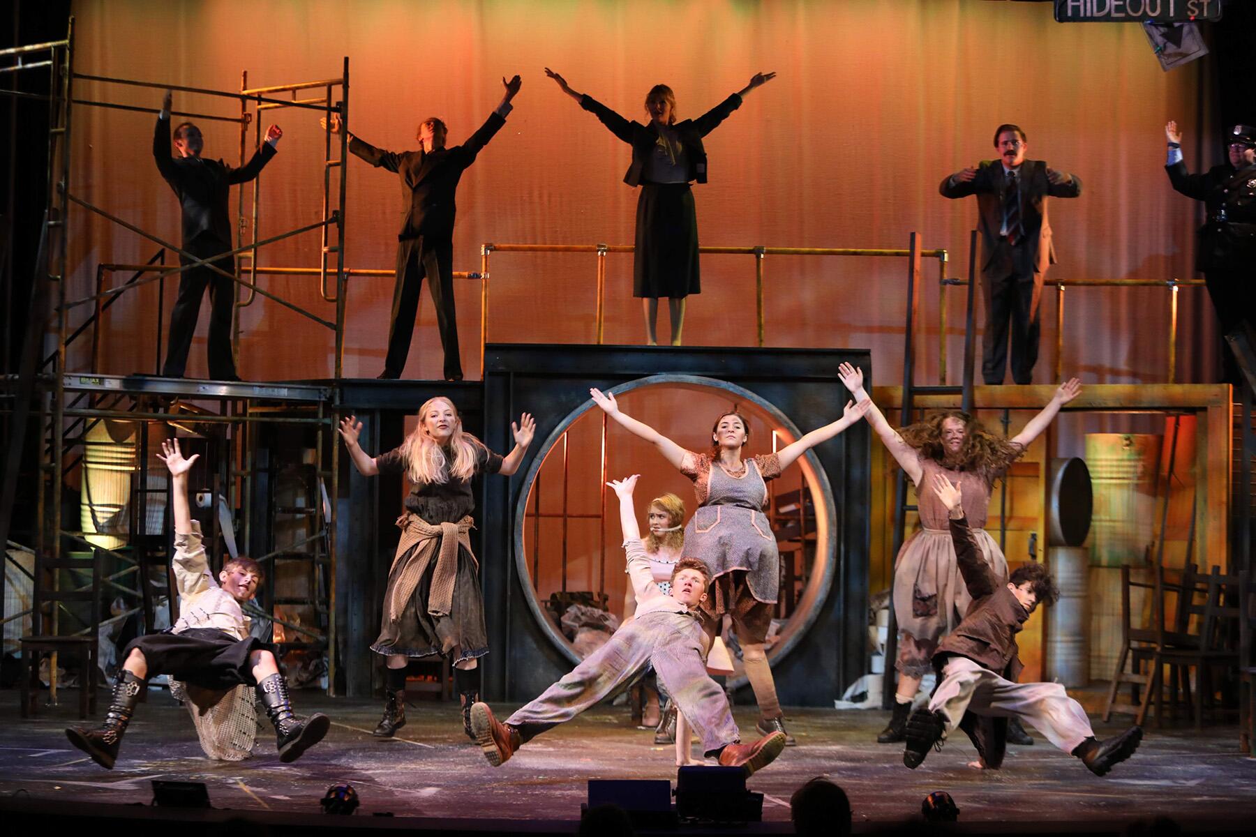 <a href='https://www.fodors.com/world/north-america/usa/florida/experiences/news/photos/venice-might-be-floridas-best-kept-and-quirkiest-secret#'>From "The Weird Florida Beach Town That’s Actually Super Cool: Catch Broadway-Quality Theater"</a>